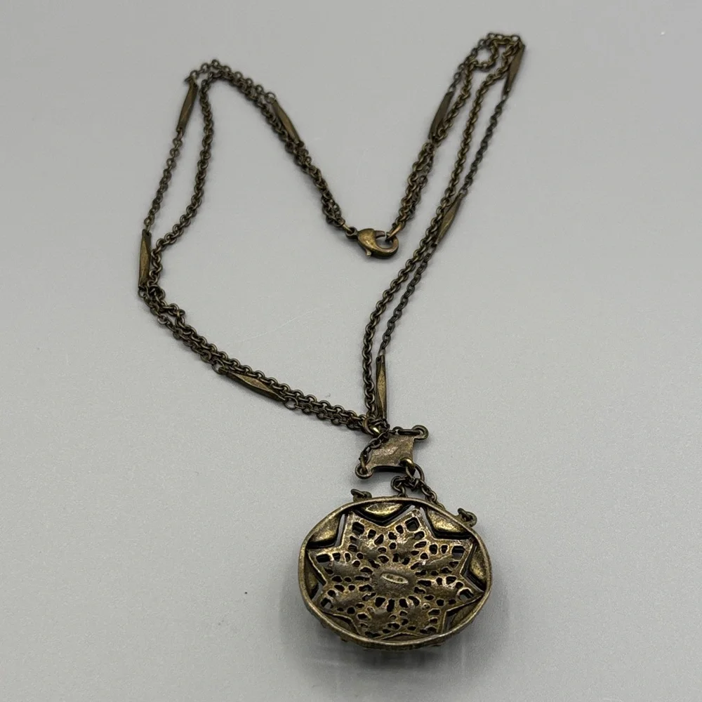 Vintage Avon Medallion Pendant Necklace JP429 - Picture 7 of 11